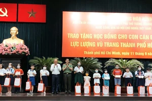 100 suất học bổng trao cho con cán bộ, chiến sĩ lực lượng vũ trang TPHCM