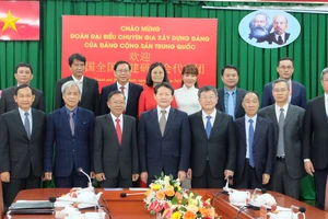 Các đại biểu tham dự buổi khảo sát chụp hình lưu niệm