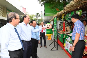 Phó Chủ tịch UBND TPHCM Võ Văn Hoan: Doanh nghiệp chuyển từ thái cực bung ra để sản xuất đến thái cực co cụm lại