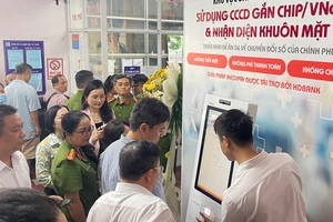 Quận 1: Trang bị thẻ xác minh thông tin từ căn cước tại cơ sở kinh doanh có điều kiện