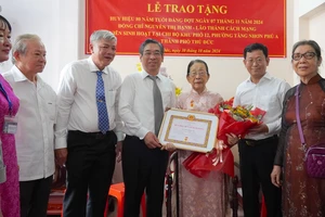 Đồng chí Nguyễn Phước Lộc trao Huy hiệu 80 năm tuổi Đảng đến đồng chí Nguyễn Thị Hạnh