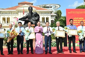 Thường trực Đảng uỷ các cơ quan Đảng TPHCM chúc mừng các đảng viên nhận Huy hiệu Đảng đợt ngày 19-5-2025. Ảnh VIỆT DŨNG