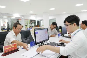 Trang bị robot, bánh, nước miễn phí phục vụ người dân