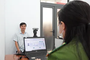 TPHCM: Làm thêm giờ, đến tận nhà đảng viên để lập hồ sơ đổi thẻ Đảng