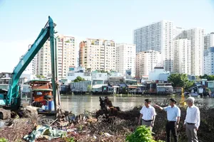 Khởi công xây dựng bờ kè đường Trần Xuân Soạn