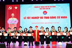 Học viện Cán bộ TPHCM trao bằng tốt nghiệp cho hơn 400 tân cử nhân