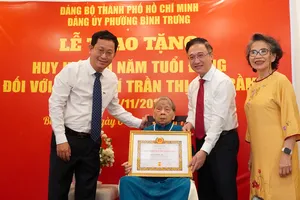 Lãnh đạo Thành ủy TPHCM trao Huy hiệu 70 năm tuổi Đảng đến đồng chí Trần Thị Kim Cầm