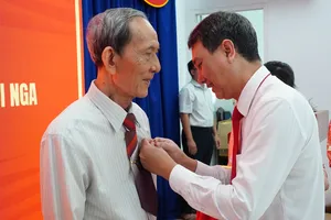 Đảng bộ phường Tăng Nhơn Phú (TPHCM) có 35 đồng chí nhận Huy hiệu Đảng dịp 7-11