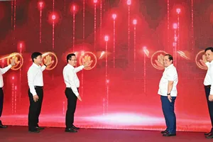 Phó Bí thư Thành ủy TPHCM Đặng Minh Thông và các đại biểu thực hiện nghi thức phát động. Ảnh VIỆT DŨNG