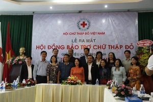 Các thành viên của Hội đồng bảo trợ hoạt động Chữ thập đỏ tại buổi ra mắt