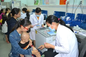 Trẻ tiêm chủng vaccine tại Viện Pasteur