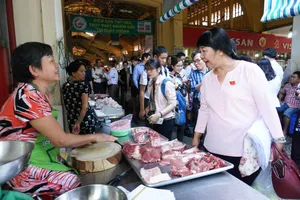 Kiểm tra ATTP tại chợ Bến Thành.Ảnh: HOÀNG HÙNG