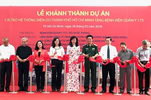 Các đại biểu thực hiện nghi thức khánh thành dự án cải tạo hệ thống điện Bệnh viện Quân y 175