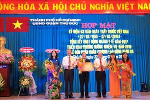 Phó Chủ tịch UBND TPHCM Lê Văn Khoa (thứ hai từ trái qua) trao tặng Huân chương Lao Động hạng Ba cho Bệnh viện quận Thủ Đức