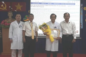 PGS.TS Tăng Chí Thượng (bìa phải) tặng bằng khen cho Bệnh viện Đa khoa Sài Gòn