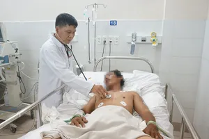Bác sĩ đang thăm khám cho bệnh nhân tự tử vì thua cá độ bóng đá