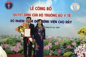 Bộ trưởng Bộ Y tế Nguyễn Thị Kim Tiến trao quyết định bổ nhiệm cho Thầy thuốc Ưu tú, bác sĩ CKII Nguyễn Tri Thức