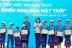 Ban tổ chức trao học bổng "Ước mơ của Thúy" cho bệnh nhi khỏi bệnh trở lại trường