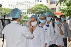 Sinh viên Trường Đại học Y Dược TPHCM được đo thân nhiệt trước khi vào khu điều trị