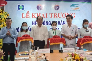 Các đại biểu cắt băng khai trương hệ thống tư vấn, khám chữa bệnh từ xa Bệnh viện Ung bướu TPHCM