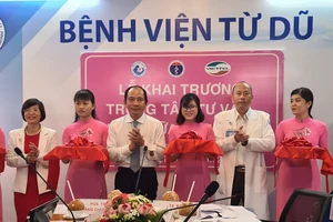 Cắt băng khai trương Hệ thống tư vấn, khám chữa bệnh từ xa tại Bệnh viện Từ Dũ vào sáng 22-10-2020.