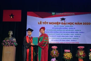 PGS-TS Ngô Minh Xuân, Hiệu trưởng Trường Đại học Y Khoa Phạm Ngọc Thạch trao bằng tốt nghiệp cho tân bác sĩ