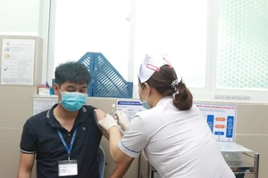 Nhân viên y tế quận 11 tiêm vaccine Covid-19 vào sáng 24-3 