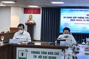 Phó Trưởng Ban Tuyên giáo Thành ủy Lê Văn Minh và Phó Giám đốc Sở TT-TT Từ Lương chủ trì cuộc họp báo