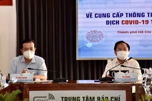 Phó Trưởng ban Thường trực Ban Tuyên giáo Thành ủy TPHCM Lê Văn Minh (bên trái) chủ trì cuộc họp