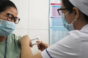 Nhân viên y tế tiêm vaccine cho người dân