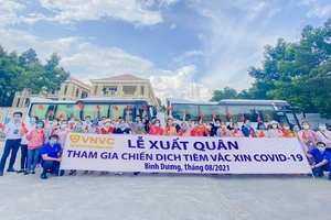 Lễ xuất quân của đội ngũ nhân viên y tế lên đường thực hiện chiến dịch tiêm chủng tại Bình Dương