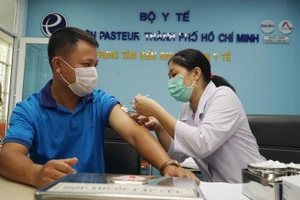 Nhân viên y tế chuẩn bị tiêm vaccine cho người dân