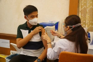 Nhân viên y tế tiêm vaccine cho người dân