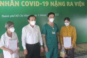 7 bệnh nhân đầu tiên của Trung tâm Hồi sức tích cực Covid-19 Bệnh viện Bạch Mai được xuất viện