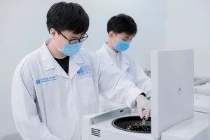 Chuyên viên Gene Solutions đang tiến hành xét nghiệm tầm soát ung thư sớm tại phòng LAB 