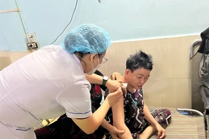 Nhân viên y tế đến tận nhà tiêm vaccine cho người cao tuổi