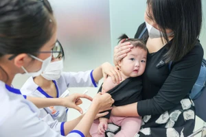 Nhân viên VNVC đang tiêm vaccine cho trẻ