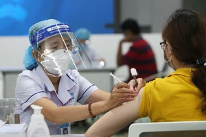 Nhân viên y tế tiêm vaccine cho người dân