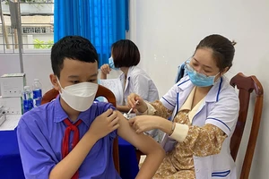 Nhân viên y tế tiêm vaccine Covid-19 cho trẻ em