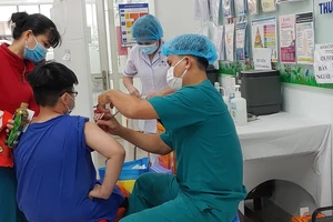 Nhân viên y tế tiêm vaccine Covid-19 cho trẻ