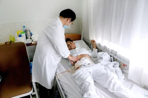 Bác sĩ thăm khám cho bệnh nhân
