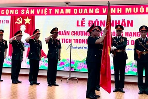  Thượng tướng Vũ Hải Sản, Thứ trưởng Bộ Quốc phòng; gắn Huân chương chiến công hạng Nhất cho Bệnh viện Quân y 175