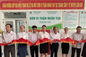 Các đại biểu cắt băng khánh thành Đơn vị thận nhân tạo