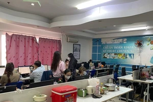 Bên trong khu vực tầng 6 tòa nhà có trang bị hệ thống máy tính và có các nhân viên đang tư vấn, quảng cáo các dịch vụ khám bệnh, chữa bệnh cho người dân trên các trang mạng xã hội 