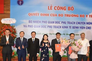 Đại diện Bộ Y tế chúc mừng 2 tân Phó Giám đốc Bệnh viện Chợ Rẫy