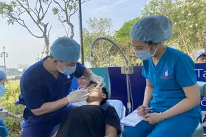 Người dân được khám răng miễn phí trong buổi mít tinh và đi bộ hưởng ứng Ngày sức khỏe răng miệng thế giới 20-3
