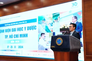 PGS-TS-BS Lê Minh Khôi, Trưởng phòng Khoa học và đào tạo, Bệnh viện Đại học Y dược TPHCM phát biểu tại buổi lễ