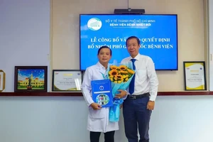 TS-BS Nguyễn Văn Vĩnh Châu, Phó Giám đốc Sở Y tế TPHCM trao quyết định và tặng hoa chúc mừng BS-CK2 Nguyễn Thanh Phong