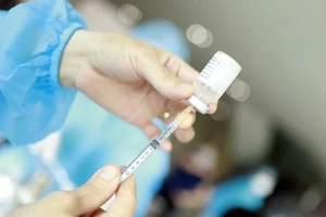 Tiêm cùng lúc 2 loại vaccine, một phụ nữ bị sốc phản vệ