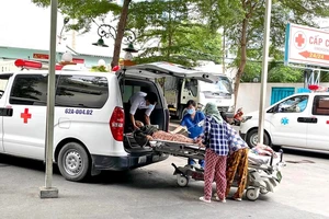 Xe cấp cứu vận chuyển người bệnh